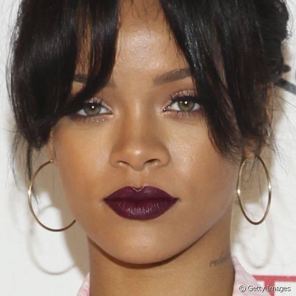 Rihanna adora usar tons de batom super diferentes, e este de cor de ameixa ? um dos seus favoritos